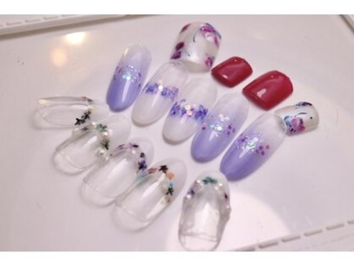 ブリリアントネイル イオンモール幕張新都心店(Briliant Nail)(千葉県千葉市美浜区豊砂1―1 イオンモール幕張新都心 ファミリーモール2F)