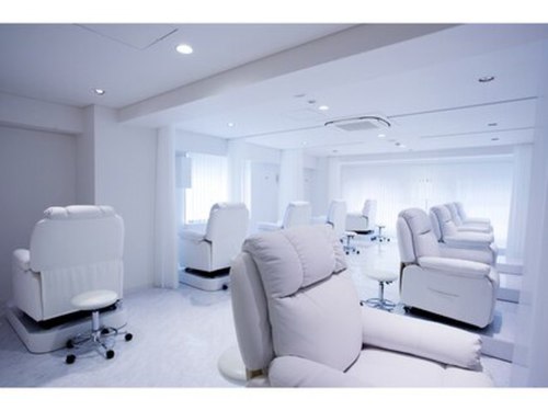 ラルナ ネイルアンドアイラッシュサロン(LA LUNA nail & eyelash salon)(東京都港区南青山3-18-17 青山十八番館ビル4F)