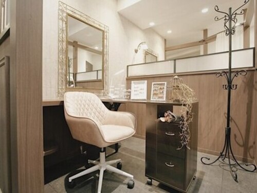 ルームヘアネイル 曙橋店(Room hair nail)(東京都新宿区住吉町8-28 B-STEPビル1階 102)