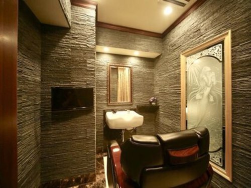 プレミアムバーバー 新宿店(PREMIUM BARBER)(東京都新宿区西新宿1-18-16 新宿小川野村共同ビル2F )
