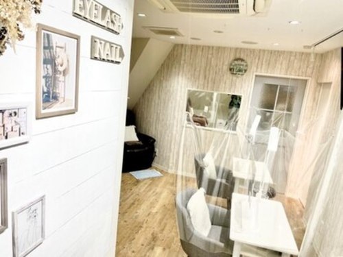 アイラッシュアンドネイルサロンラピス 新宿店(Lapis)(東京都新宿区歌舞伎町1-26-6 灯ビル8F)
