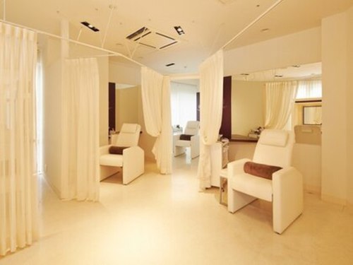 アナスタシアミアレ代官山店(東京都渋谷区代官山町17-6 代官山アドレスディセ 2F)