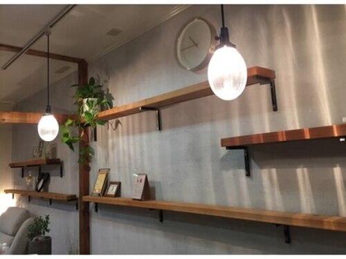 ツリーテーブル(nail salon tree table)(新潟県新潟市中央区愛宕2-7-2)