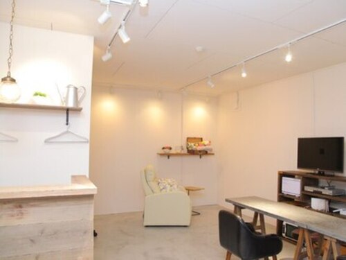 ネイルサロン ファブリック(nail salon fabric)(大阪府大阪市福島区福島7-16番地の10 吉村ビル1F)
