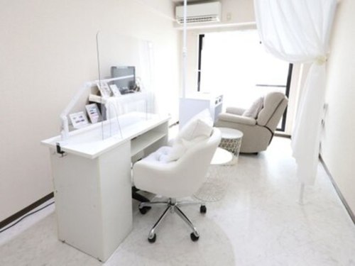 ネイル アンド まつげエクステサロン キュア(Cure)(大阪府東大阪市昭和町4-7 エンジェルハイツ昭和町 304)