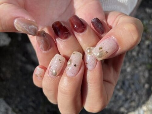 小樽 Nail Salon B~FREE (北海道小樽市桂岡町4―27)