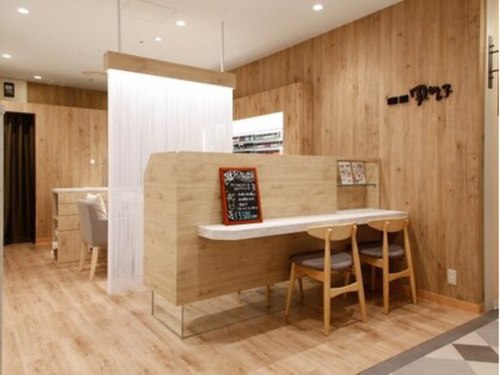 プチネイル安气子日比谷シャンテ店(東京都千代田区有楽町1-2-2日比谷シャンテB1F)