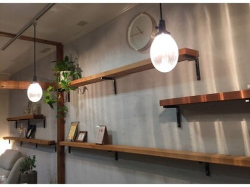 ツリーテーブル(nail salon tree table)(新潟県新潟市中央区愛宕2-7-2)