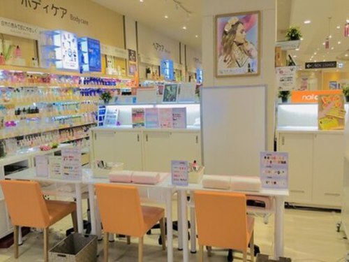ネイルキューブイオンスタイル豊田店(愛知県豊田市広路町1-1 イオンスタイル豊田店2F 化粧品売場内)