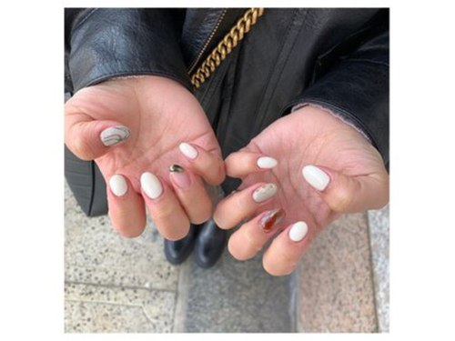 クイーン オブ ネイル サロン白金(Queen of Nail)(三重県津市東丸之内4-10 津松菱1階国道側入口横)