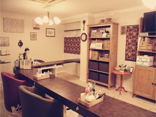 レイラ ネイルサロンアンドスクール(Leyla nailsalon&school)(大阪府大阪市浪速区元町1-7-22美保ビル2F)