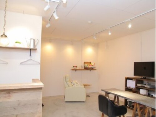 ネイルサロン ファブリック(nail salon fabric)(大阪府大阪市福島区福島7-16番地の10 吉村ビル1F)