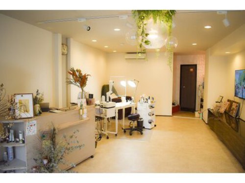 ネイルサロンアンドスクール ディオネ(Dione)(山口県岩国市麻里布町6-9-28 松尾ビル1F)