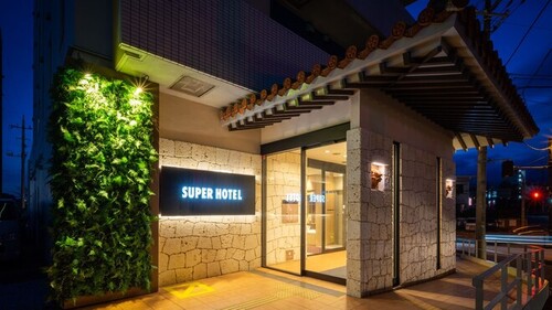 ランキング第2位はクチコミ数「2016件」、評価「4.17」で「スーパーホテル沖縄名護」